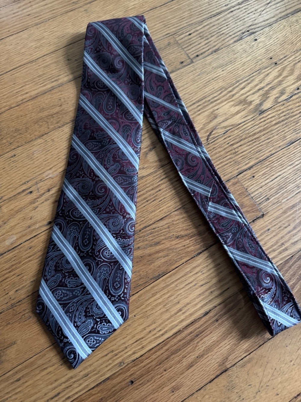 Sleek Pronto Uomo Burgundy Paisley Tie with Silver Stripes - Picture 3 of 6
